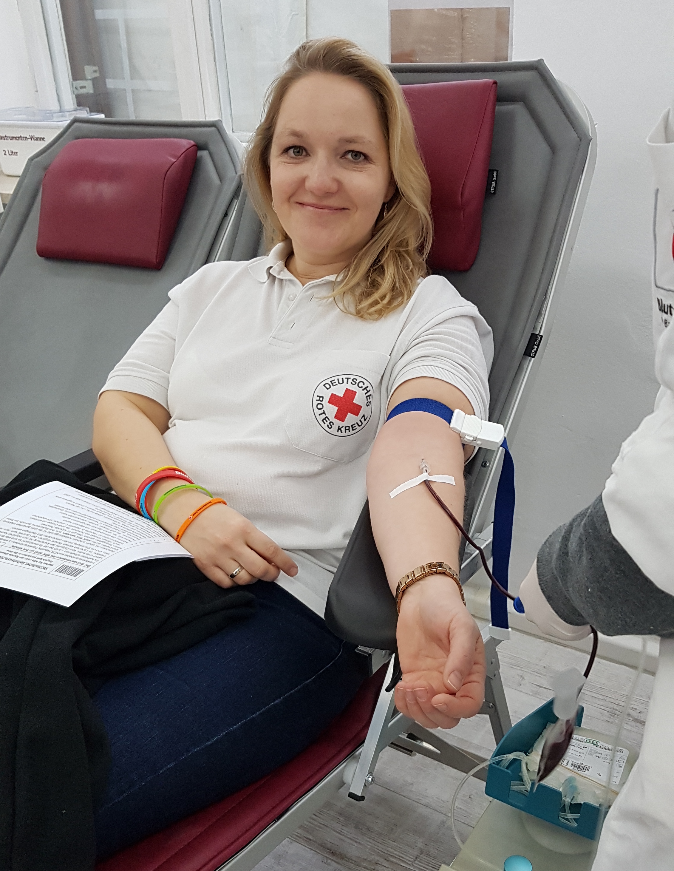 Ramona Gesche spendet beim Roten Kreuz in Aubing Blut