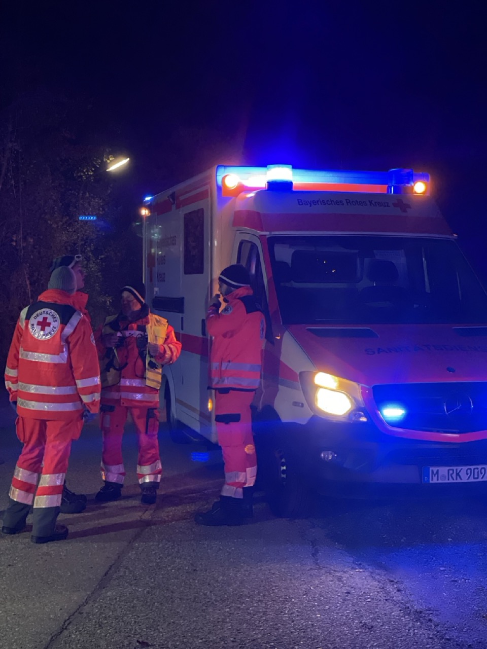 BRK-Einsatzkräfte vor RTW