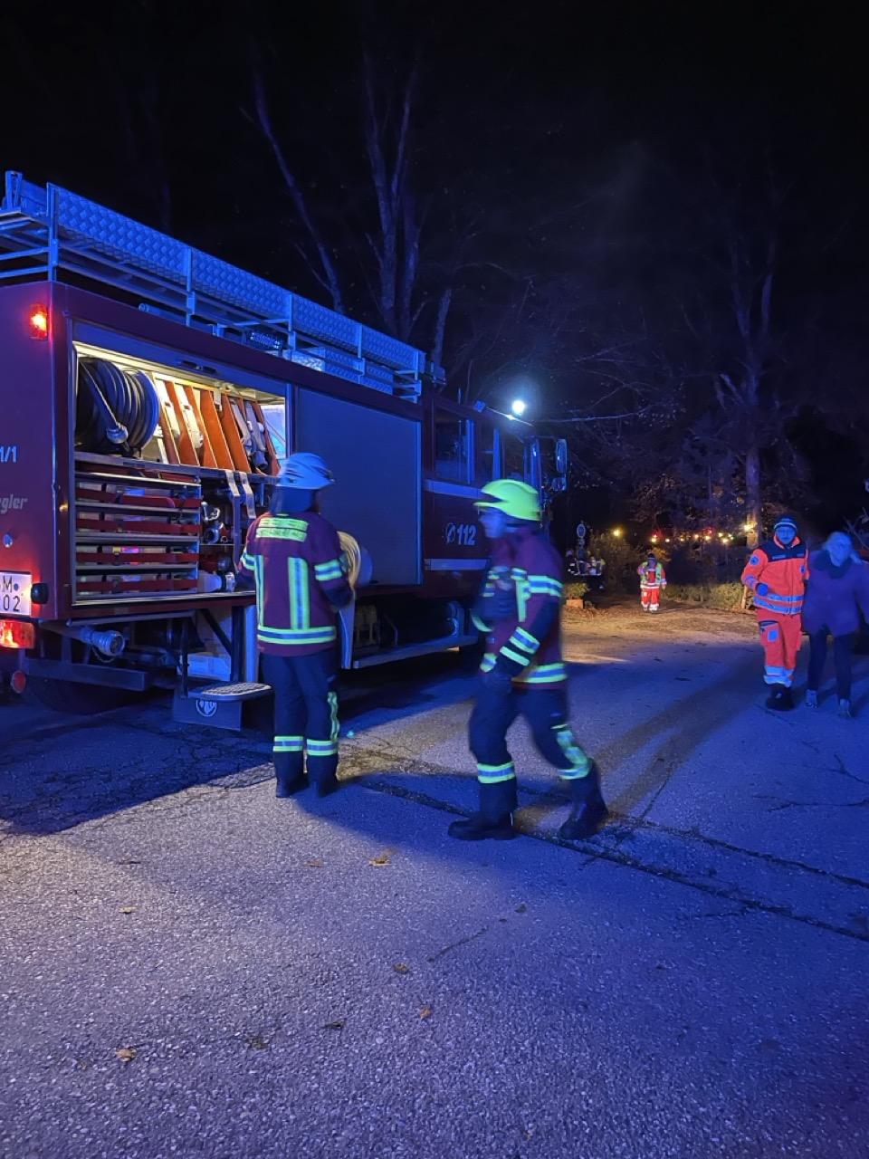Feuerwehrkräfte und BRK mit verletzter Person