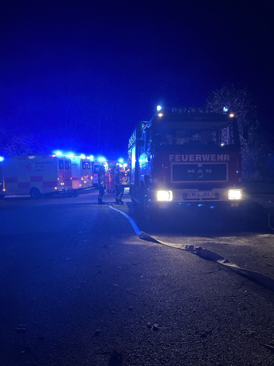 die Einsatzstelle mit geparkten Einsatzfahrzeugen