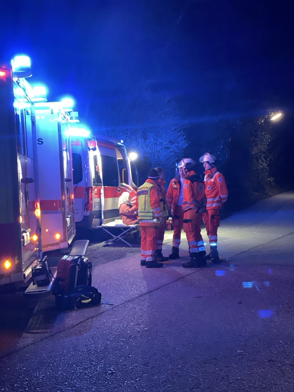 Der Einsatzleiter weist nachgerückte Einsatzkräfte in die Lage ein