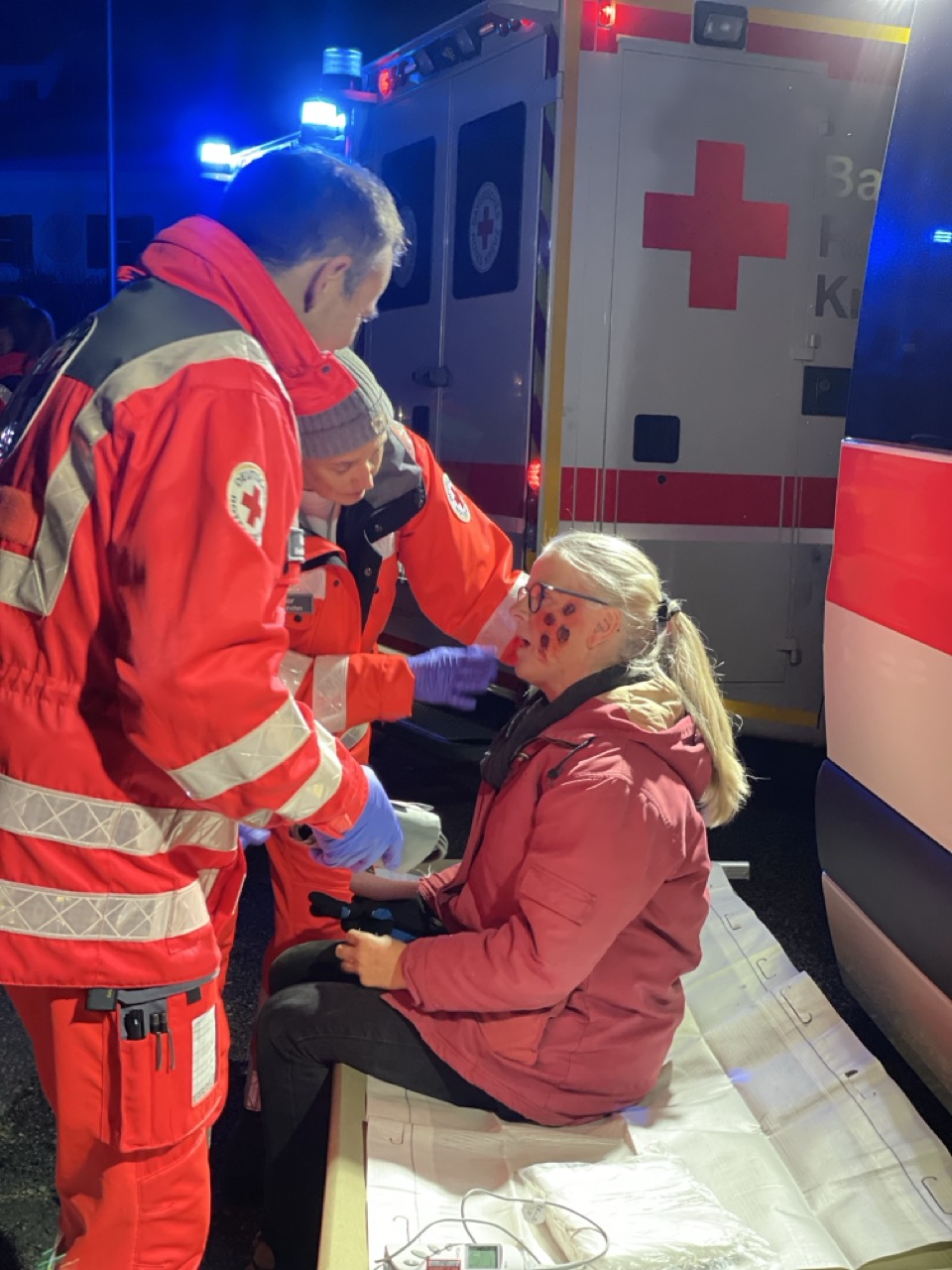 Eine verletzte Person wird durch die Einsatzkräfte des BRK Deisenhofen versorgt