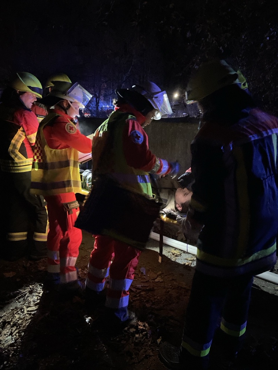 Eine gerettete Person wird durch das Sichtungsteam ersteingeschätzt.