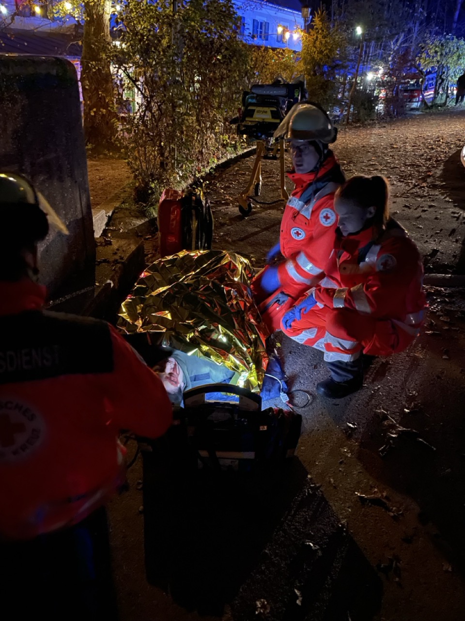 Ein schwer verletzter Patient wird durch das BRK Versorgt