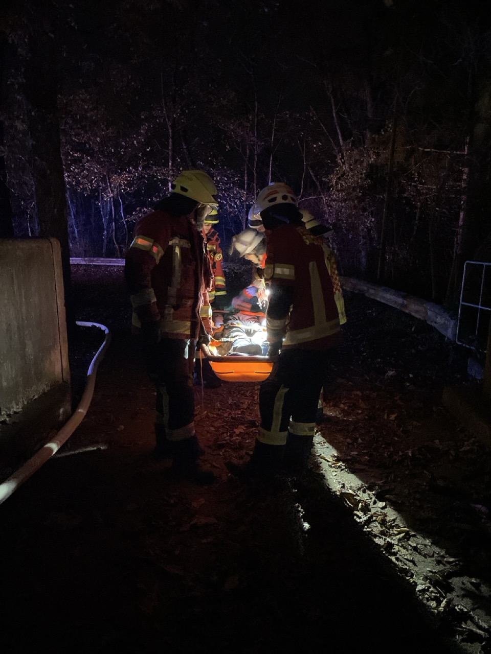 Ein weiterer schwer Verletzter Patient wird gesichtet.