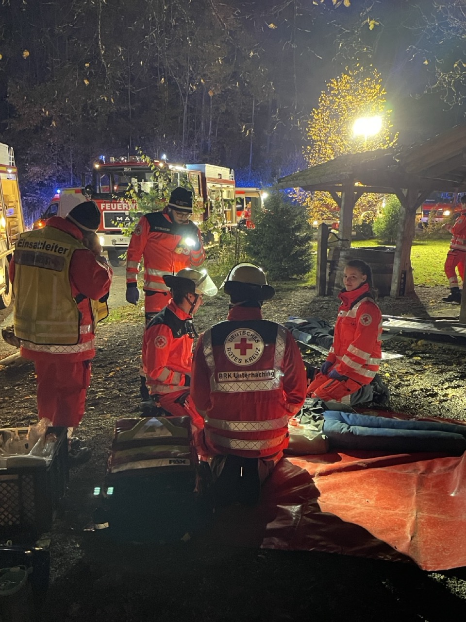 Ein kritischer Patient wird an der Patientenablage versorgt